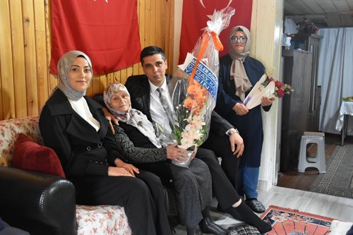 Kaymakamımız Sayın Yasin CEVİZCİ ve eşi Fatma Betül CEVİZCİ hanımefendi Şehit ailesini ziyaret etti.